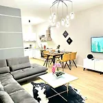 Center Easy_luxury تيرانا